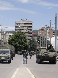 KFOR na sporných mostech mezi Kosovem a Srbskem.