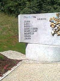 Památník obětem ve Studénce váží 10 tun