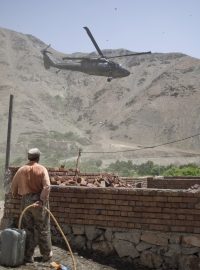 Vrtulník přelétající nad afghánským územím. Ilustrační foto.