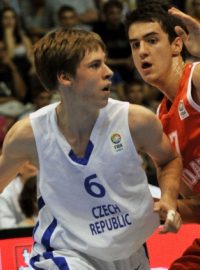 Český basketbalista Radovan Kouřil (vlevo) v souboji o míč s Domagojem Bosnjakem z Chorvatska