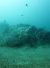 Vrak střemhlavého bombardéru SB2C Helldiver na mořském dně výcvikového prostoru u Maui.