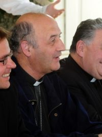 Zástupci církví v čele s arcibiskupem Dominikem Dukou