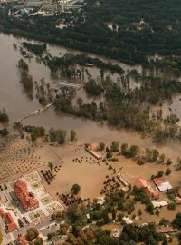 Pohled z letadla na zaplavený sever Prahy: Císařský ostrov, Trojský zámek a dole vpravo areál Zoo Praha (15. srpna 2002)