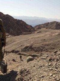 Izraelští vojáci hlídají u izraelsko-egyptské hranice, kde došlo 18. srpna k sérii smrtících útoků