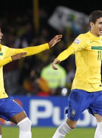 Oscar (vpravo) a Gabriel Silva oslavují vítězství na světovém šampionátu hráčů do 20 let