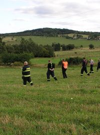 Místo pádu letadla  prohledala rojnice složená z policistů a hasičů