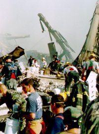 Newyorští hasiči, vojáci a další záchranáři ručně rozebírají trosky mrakodrapů na Ground Zero, pátrají po obětech i důkazech