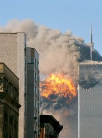 New York, 11. září 2001, letadlo naráží do jižní věže Světového obchodního centra