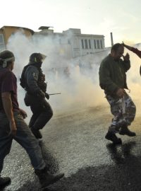 Střety demonstrantů s policií ve Varnsdorfu