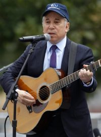 Oběti z 11. září písní uctil i zpěvák Paul Simon
