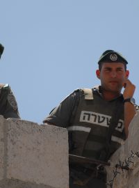 Izraelská pohraniční policie hlídkuje na hradbách Starého Města v Jeruzalémě