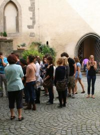 České muzeum stříbra v Kutné Hoře - návštěvníci na nádvoří Hrádku