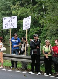 Návštěvu prezidenta Klause v Kyselce doprovodila demonstrace desítek aktivistů, kteří žádali hlavu státu o pomoc pro zdevastované lázně