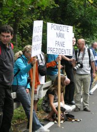 Návštěvu prezidenta Klause v Kyselce doprovodila demonstrace desítek aktivistů, kteří žádali hlavu státu o pomoc pro zdevastované lázně