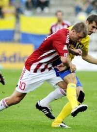 Utkání 7. kola první fotbalové ligy FK Viktoria Žižkov - FK Teplice 18. září v Praze. Richard Kalod ze Žižkova (vpředu vlevo) a Admir Ljevakovič z Teplic (vpravo).jpg