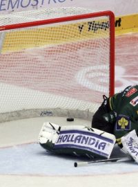 Dohrávka 3. kola hokejové extraligy HC Energie Karlovy Vary - HC ČSOB Pojišťovna Pardubice, 21. září v Karlových Varech. Jeden z gólů za zády karlovarského brankáře Lukáše Mensatora