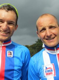 Cyklisté Jan Bárta (vlevo) a Petr Benčík