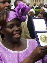 Wangari Maathaiová ukazuje lidem v Nairobi Nobelovu cenu míru