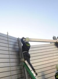 Vojáci a hasiči staví v rámci cvičení protipovodňovu stěnu v Praze - Holešovicích