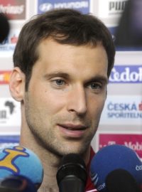 Petr Čech v obležení novinářů