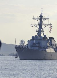 Ruský námořník ve Vladivostoku hledí na americký torpédoborec Fitzerald