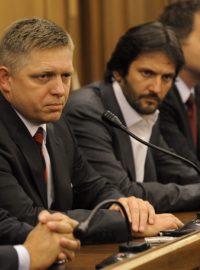 Robert Fico se svými stranickými kolegy. Euroval podle nich musí být schválen