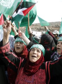 Výměna Šalita. Palestinci poblíž checkpointu u Ramalláhu čekají na propuštěné vězně