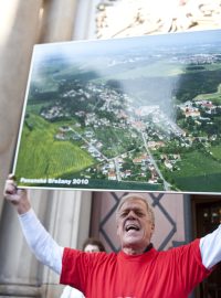 Desítky lidí protestují proti rozšíření letiště Vodochody