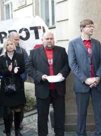 Desítky lidí protestují proti rozšíření letiště Vodochody