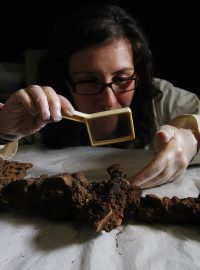 Archeoložka Hannah Cobb nad nalezeným vikingským mečem v lokalitě Ardnamurchan