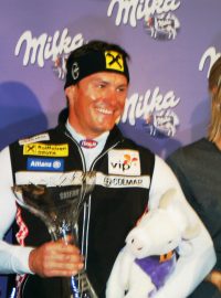 Ivica Kostelič s novinářskou cenou pro nejlepšího lyžaře světa roku 2011