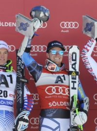 Stupně vítězů obřího slalomu v Söldenu, zleva Pinturault, Ligety, Schörghofer