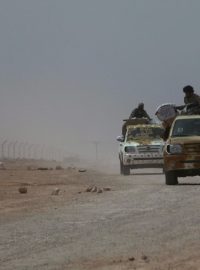 Povstalci v poušti nedaleko libyjské Syrty