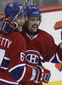 Tomáš Plekanec (vpravo) a Max Pacioretty slaví gól Montrealu do sítě Philadelphie