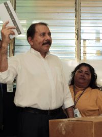 Nikaragujský prezident Daniel Ortega hlasuje při prezidentských volbách