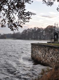 Plocha rybníka Rožmberk činí 500 hektarů