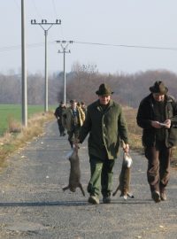 Příchod myslivců k policejní hlídce