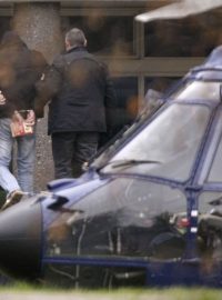 Policie doprovází podezřelého ze spolupráce s neonacistickou buňkou