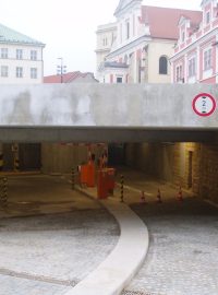 Nový parkovací dům v Mladé Boleslavi zahajuje zkušební provoz