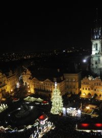 Na Staroměstském náměstí se rozsvítil tradiční vánoční strom