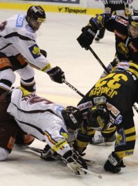 Utkání 25. kola hokejové extraligy HC Verva Litvínov - HC Sparta Praha 27. listopadu v Litvínově. V popředí vlevo Mário Bližňák ze Sparty, vpravo litvínovský hráč Martin Jenáček, vzadu vlevo Petr Tenkrát ze Sparty, vpravo David Pojkar z Litvínova