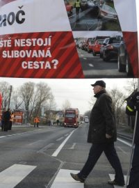 Happeningem chtějí místní obyvatelé upozornit na nutnost urychlit výstavbu přeložky frekventované silnice I/11