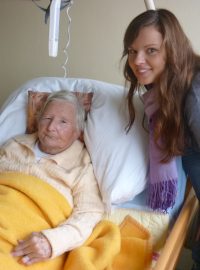 Dobrovolnice Nikola Světlíková a seniorka Milena Dvořáková
