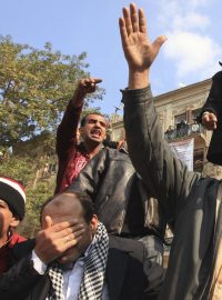 Na káhirském náměstí Tahrír se shromažďují odpůrci vojenské rady, která stále řídí Egypt.
