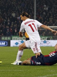 Zlatan Ibrahimovic proniká janovskou obranou