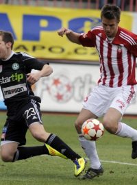 Utkání 16. kola první fotbalové ligy Viktoria Žižkov - 1. FK Příbram 4. prosince v Praze. Lukáš Bodeček (vpravo) ze Žižkova a Zdeněk Koukal z Příbrami