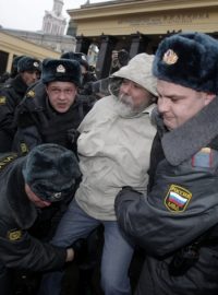 Moskevská policie v den voleb zatýkala demonstranty