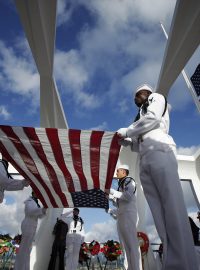 Příslušníci amerického námořnictva nesou vlajku na vzpomínkové ceremonii v Pearl Harbor