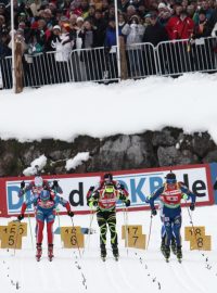 První štafetový závod SP vyhráli biatlonisté Norska