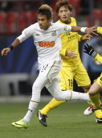 Brazilec Neymar (v bílém) z FC Santos na mistrovství světa klubů v Japonsku